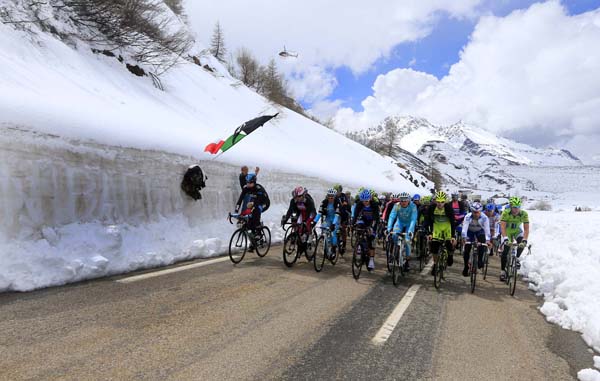 ROT // Katastrophale Wetterverh?ltnisse f?r die Fahrer beim diesj?hrigen Giro - Etappe konnte wegen Schneefall nicht bis zum Etappenziel zu dem legendaeren Galibier befahren werden - 15. Etappe Cesana Torinese - Col du Galibier - "GIRO d'ITALIA" 2013 - GIROd'ITALIA - GirodItalia - "GirodItalia" - GiroItalia - Giro - © H. A. ROTH-FOTO - 50259 PULHEIM - Telefon 02238-962790 - www.Roth-Foto.de - Weitere Fotos in der Bilddatenbank www.Augenklick.de und www.Roth-Foto.de NUR DEUTSCHLAND - *** Local Caption *** - copyright by: ROTH-FOTO , Im Wiesengrund 28 , 50259 Pulheim , Raiffeisenbank Frechen-H¸rth , BLZ 37062365 , Kto. 3000518017 , Tel.+49-(0)2238-962790 , Abdruck + jede Verwendung honorarpflichtig. Honorar ist MwSt-pflichtig: + 7% MwSt. Veroeffentlichung ausschliesslich fuer journalistisch-publizistische Zwecke. Verwendung bedingt das Einverstaendniss unserer AGBs: AGBs unter: www.Roth-Foto.de