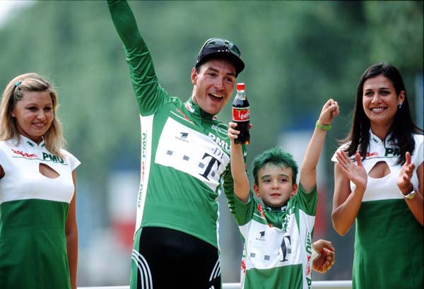 Tour de France 2000 21. Etappe Paris Erik Zabel (Team Deutsche Telekom) in Gruen mit seinem Sohn Rick ' ROTH-FOTO 02238/962790