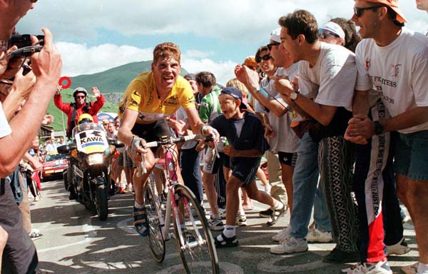 ROT // Vorne Jan Ullrich (Team Telekom) in Gelb - Gelbes Trikot - Fans - Zuschauer - Tour de France 1997 - Copyright by H. A. ROTH-FOTO - 50259 PULHEIM - Telefon 02238-962790 - www.Roth-Foto.de