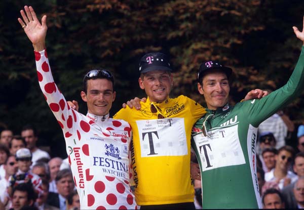 ROT // Finalpodium mit v.l.n.r. Richard Virenque (Frankreich / Team Festina) im Bergtrikot - Gesamtsieger Jan Ullrich (Team Telekom) im Gelben Trikot und im Gr¸nen Trikot Erik Zabel (Team telekom) - "Tour de France" - Tour de France - 1997 - † H. A. ROTH-FOTO - 50259 PULHEIM - Telefon 02238-962790 - www.Roth-Foto.de - Weitere Fotos in der Bilddatenbank www.Augenklick.de und www.Roth-Foto.de , Querformat , Jubel , Freude , Siegerehrung , Podium , Gelbes , Gelben , Gelb Trikot , Gr¸nes , Gr¸nen , Gr¸n Trikot ,